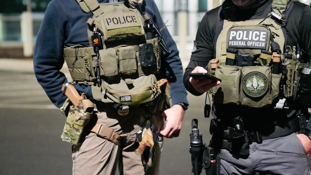 Chicago, 800 arresti in operazioni anti immigrazione con elicotteri e raid notturni