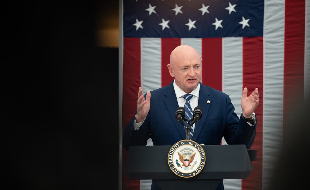Il Pentagono apre un'indagine sul senatore Mark Kelly per un video ai militari