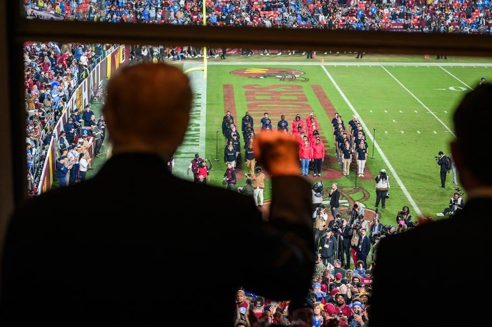 Trump fischiato allo stadio NFL mentre appare in diretta tv dalla cabina di commento