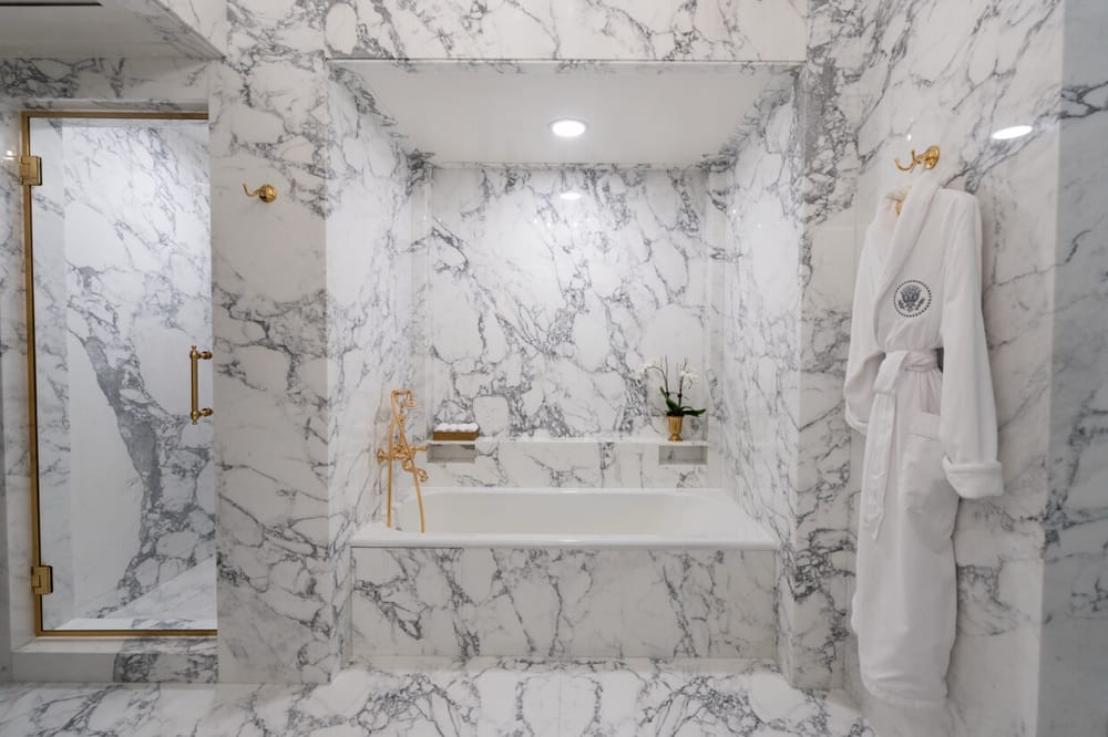 Trump ristruttura il bagno della Lincoln Bedroom: marmo bianco e nero al posto del vecchio stile Art Déco
