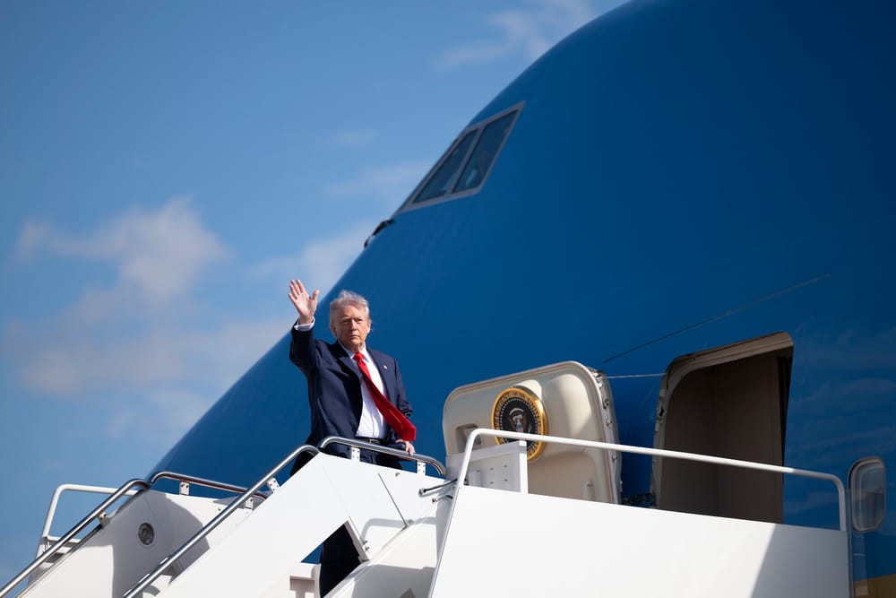 Air Force One torna indietro per un problema elettrico, Trump riparte con un altro aereo