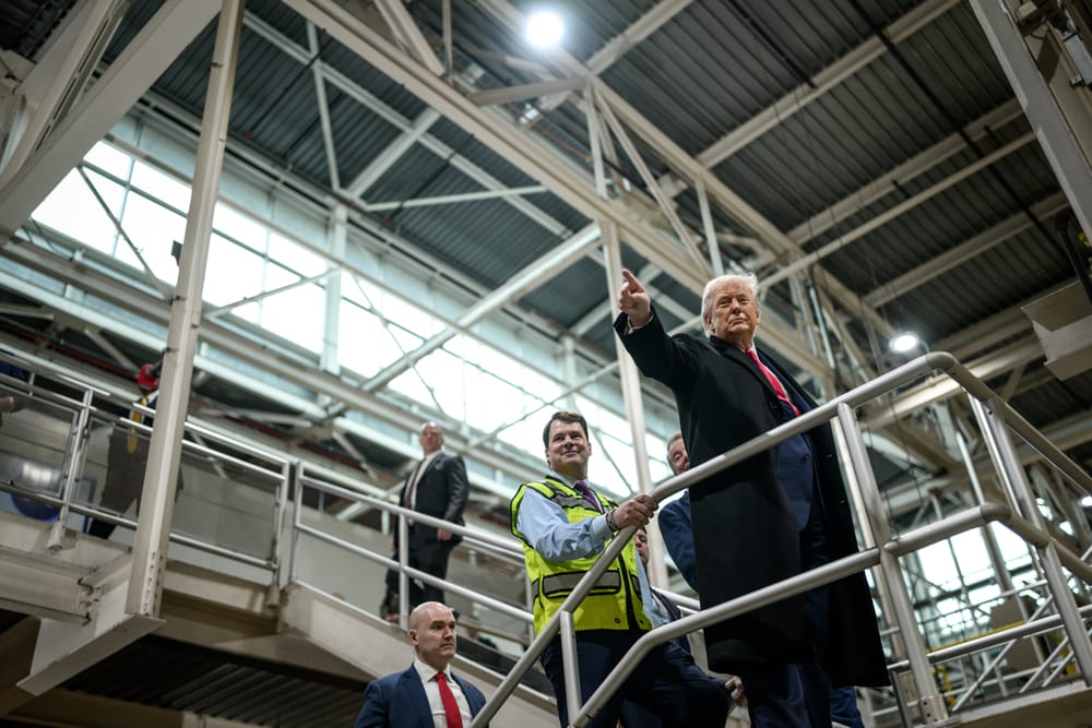 Trump mostra il dito medio a un operaio Ford che lo aveva chiamato "protettore di pedofili"
