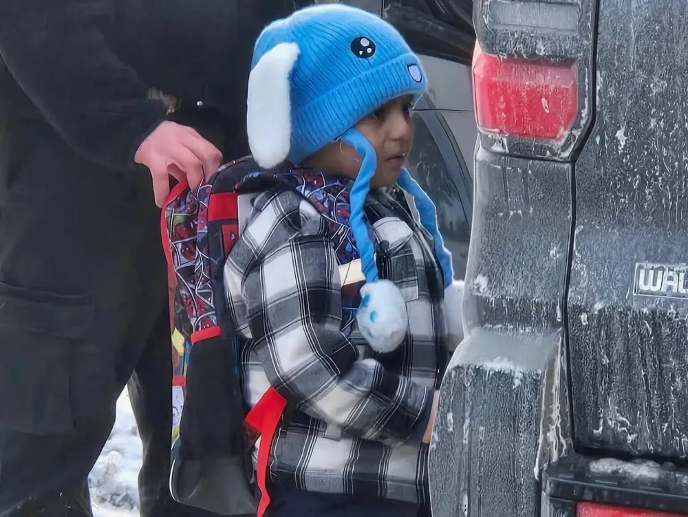 Minnesota, agenti ICE arrestano quattro studenti: un bimbo di 5 anni usato come esca