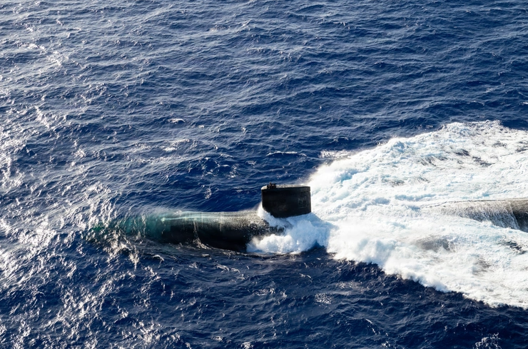 Sottomarino USA affonda una nave da guerra iraniana, missili e raid contro i centri di comando del regime