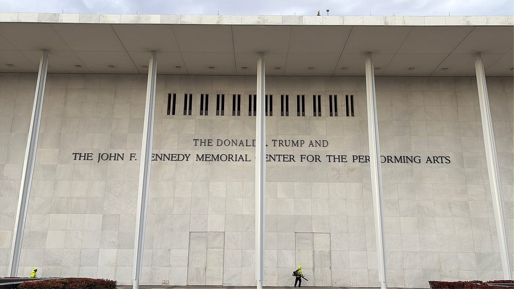 Un giudice ordina di togliere il nome di Trump dal Kennedy Center