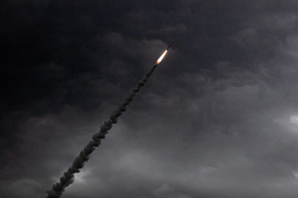 Stati Uniti e Iran tornano a colpirsi nello Stretto di Hormuz e mettono a rischio la tregua