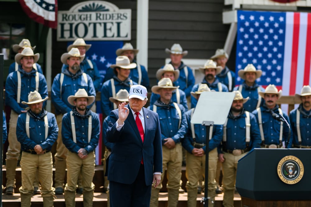 Trump inaugura la biblioteca di Theodore Roosevelt e si paragona a lui
