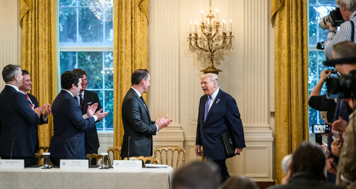 Il petrolio oltre i 100 dollari fa saltare la scommessa di Trump sulla benzina