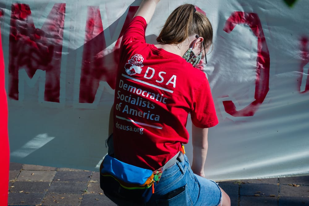 I socialisti americani riscrivono il programma sotto i riflettori delle midterm
