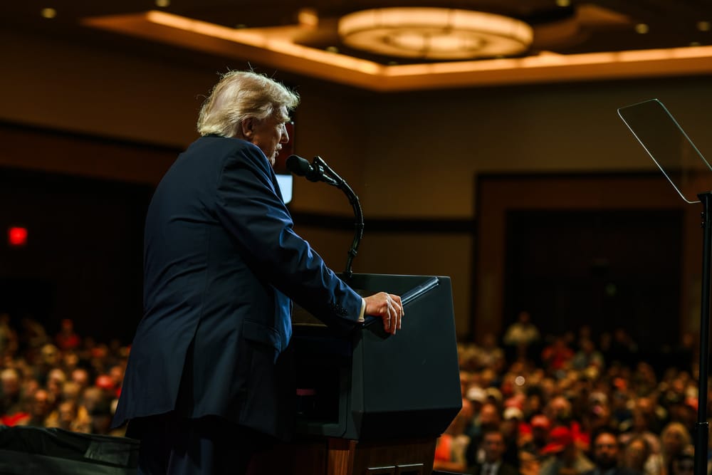 Trump si presenta con i capelli più voluminosi e i meme non si fermano