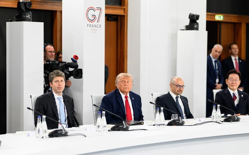 Trump respinge i limiti sull'IA: basta "un presidente forte e intelligente" come lui