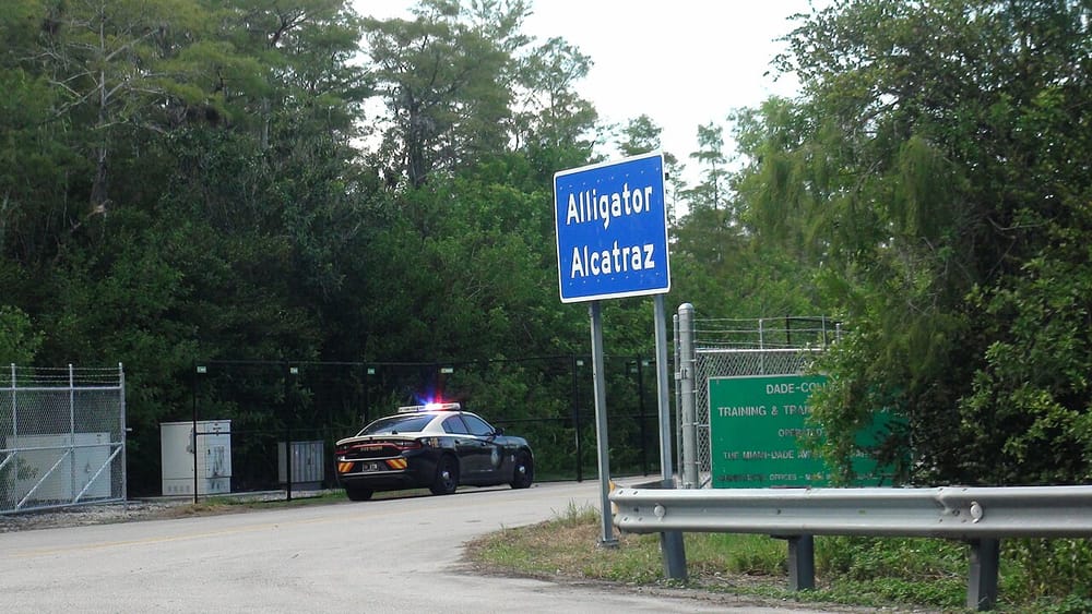 Celle di metallo e docce infestate dagli insetti: il rapporto federale su Alligator Alcatraz