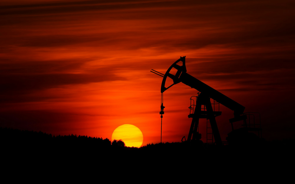 Petrolio sopra i 100 dollari, la crisi delle raffinerie spinge in alto benzina e diesel