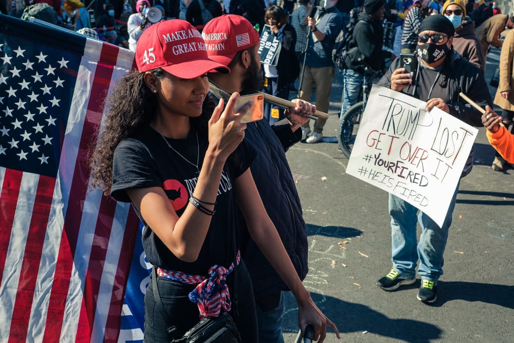 Giovani e ispanici abbandonano Trump, alle midterm i Dem recuperano fino a 23 punti