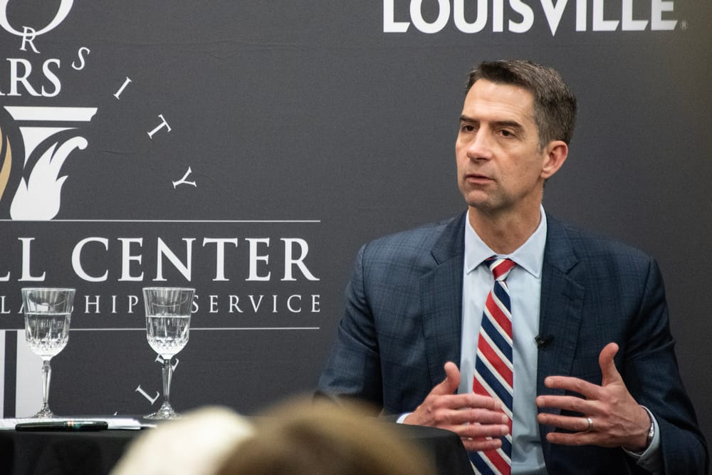 Trump accusa il senatore Tom Cotton di bloccare l'ora legale permanente