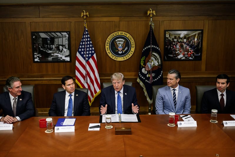 Vertice segreto a Camp David: Trump valuta di riprendere la guerra con l'Iran