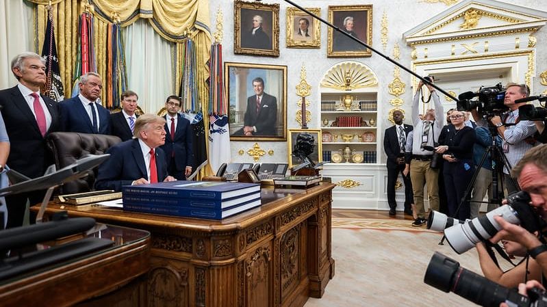 A un mese dal voto Trump intende dare 90 dollari a oltre 20 milioni di anziani