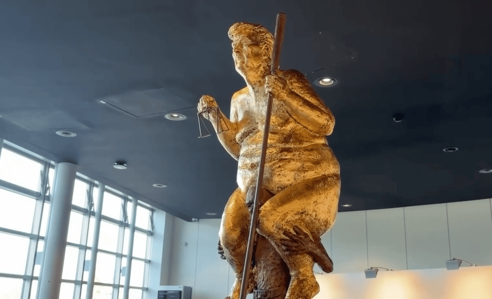 Una statua di Trump nudo e ricoperto d'oro è esposta al Parlamento europeo