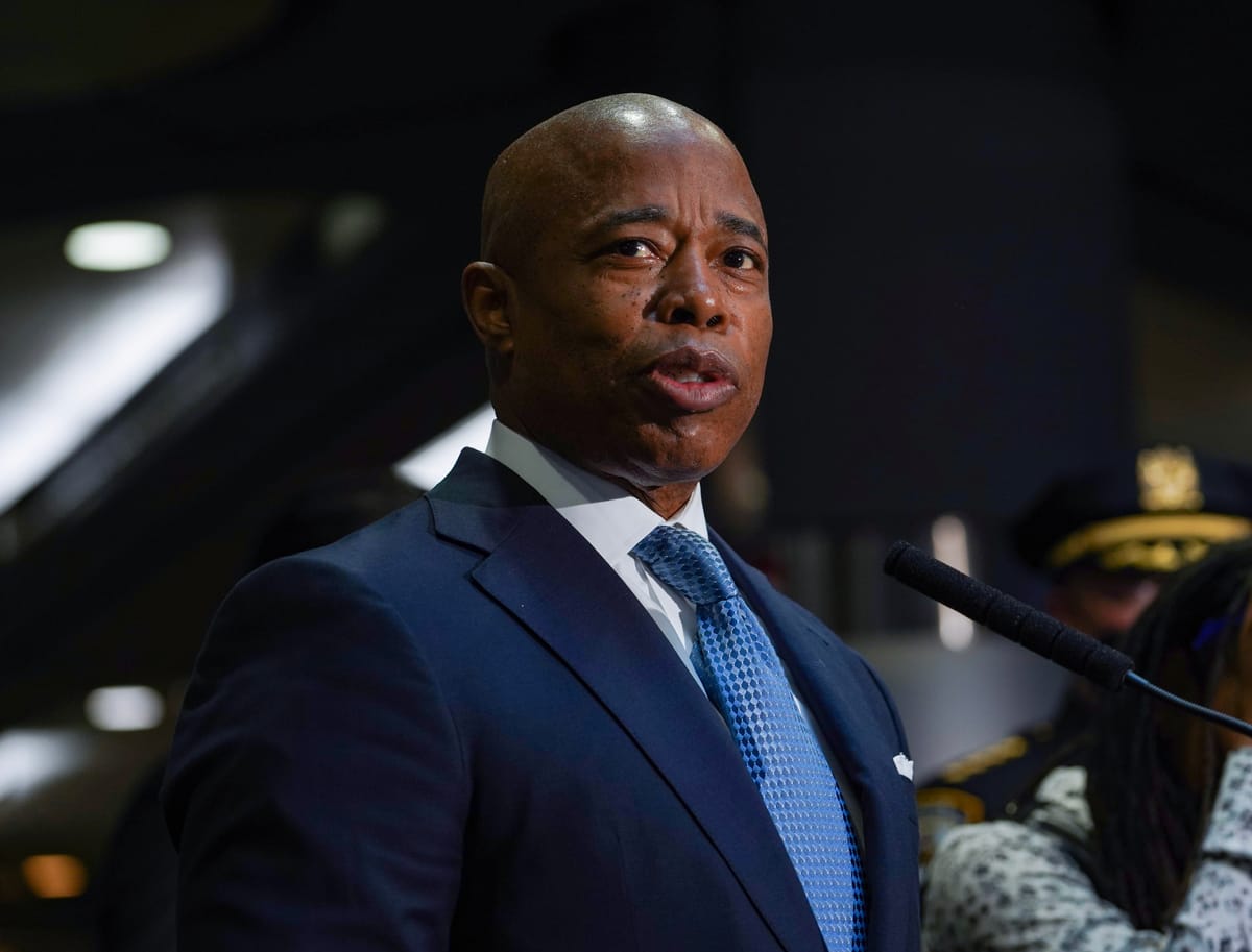 Crisi politica a New York: il consiglio comunale chiede le dimissioni del sindaco Eric Adams