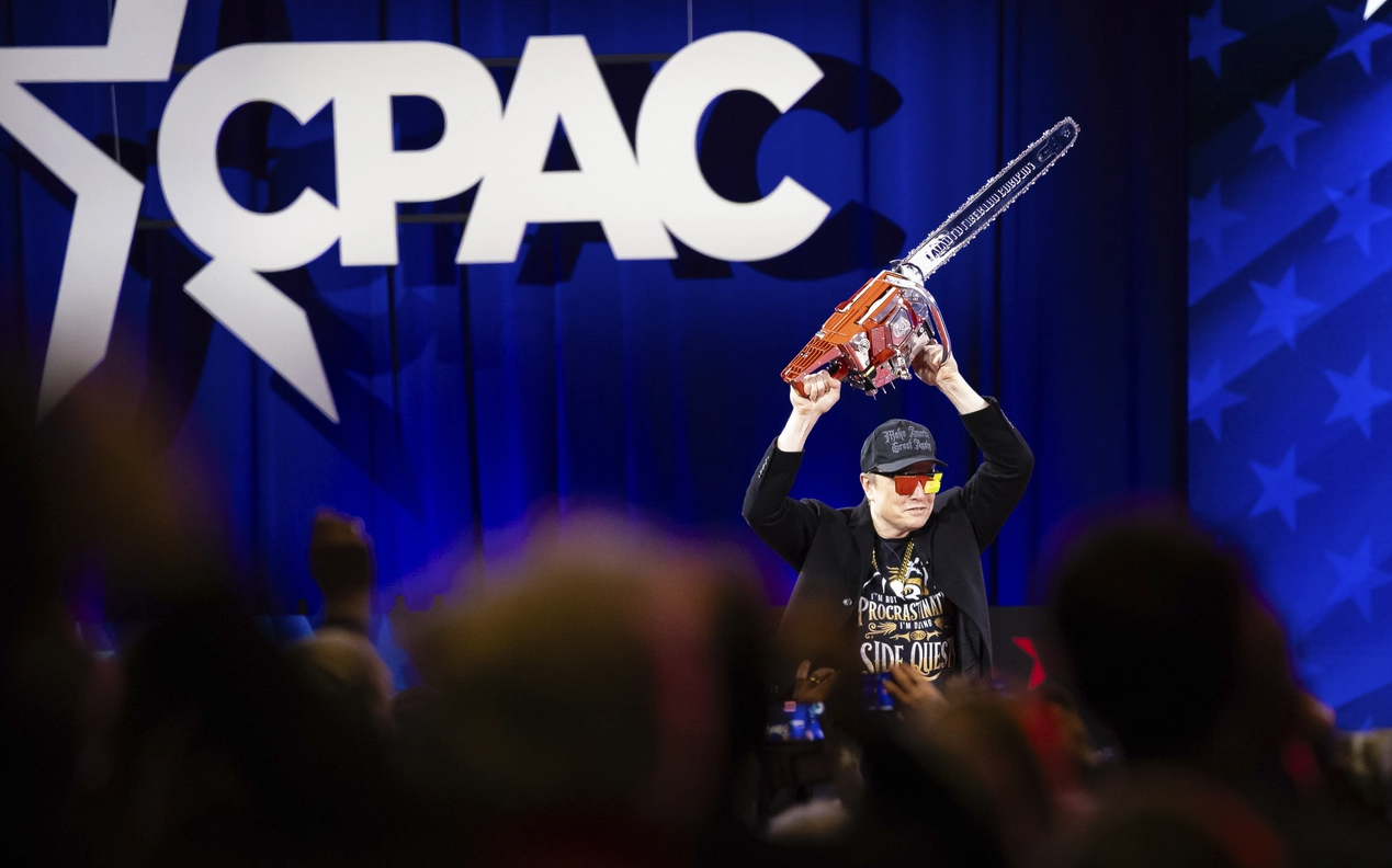 Musk al CPAC: tra motoseghe sul palco e riforme dell'apparato governativo