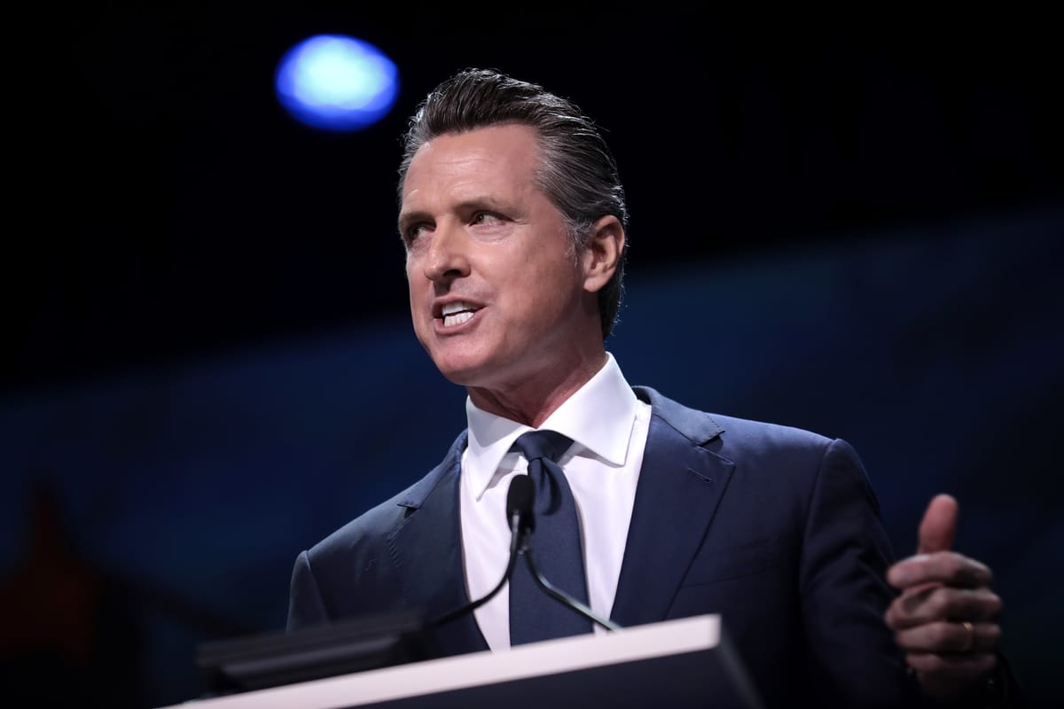 Newsom prende le distanze dai Dem sulla questione degli atleti transgender nello sport femminile