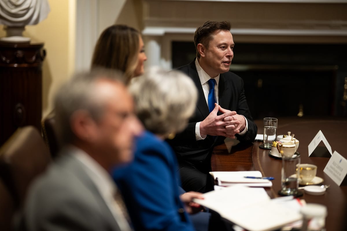 Musk minaccia i dipendenti del Pentagono per una presunta fuga di notizie su briefing riguardanti la Cina