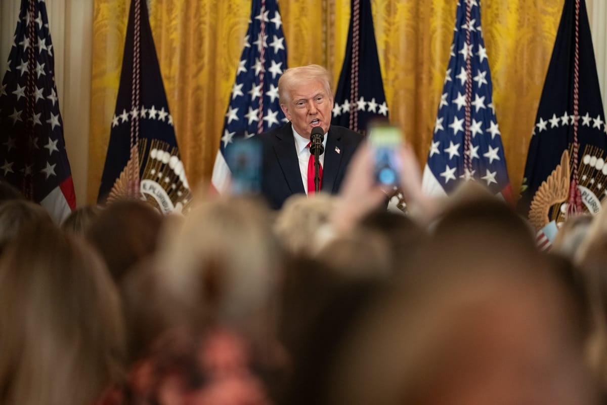 Trump impone dazi del 25% sulle auto di importazione straniera