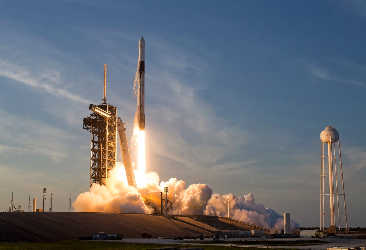 Starship di SpaceX raggiunge lo spazio ma si disintegra durante il rientro
