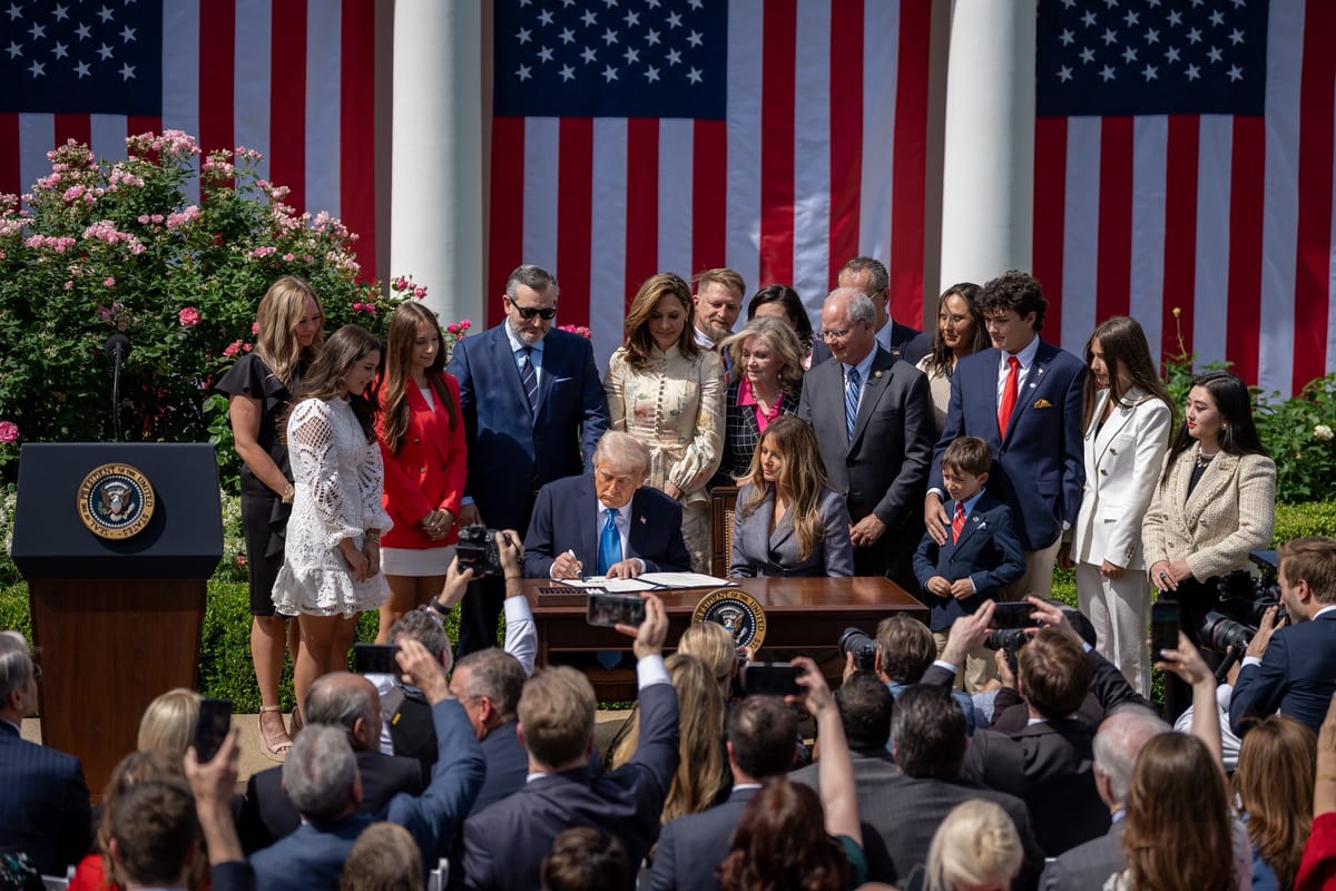 Trump firma una legge federale contro i deepfake sessuali e il revenge porn