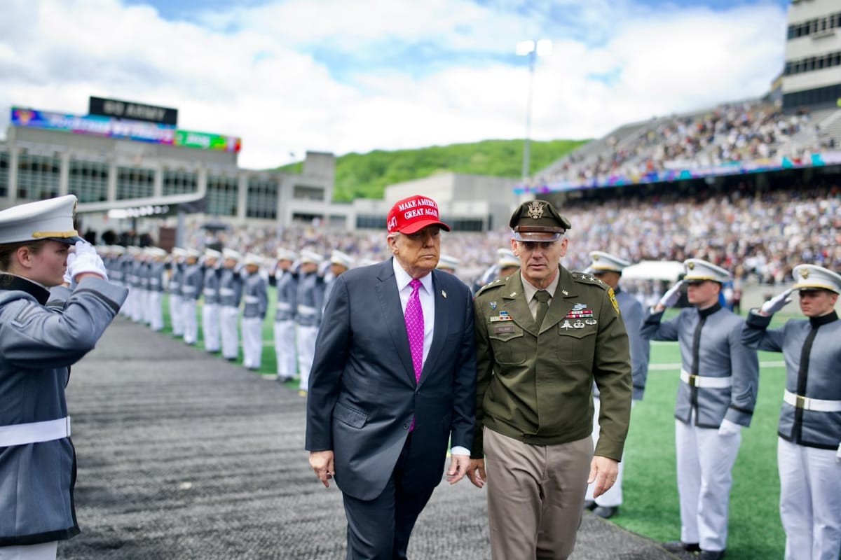 Trump: “Abbiamo ricostruito l’esercito, ora difende solo l’America”