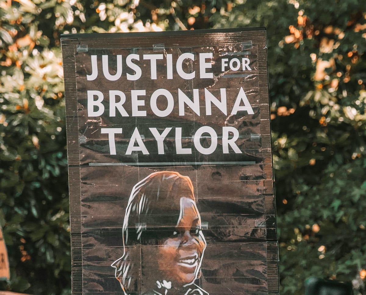 Ex poliziotto condannato a 33 mesi per la morte di Breonna Taylor