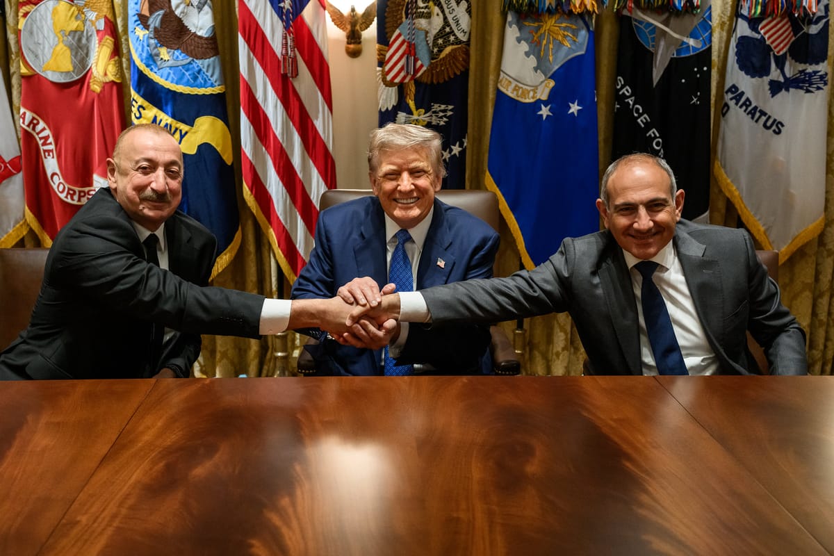 Armenia e Azerbaigian firmano la pace alla Casa Bianca sotto la regia di Trump