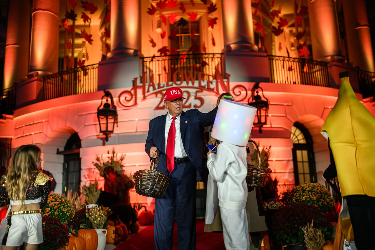 Trump ha distribuito dolcetti alla Casa Bianca per Halloween