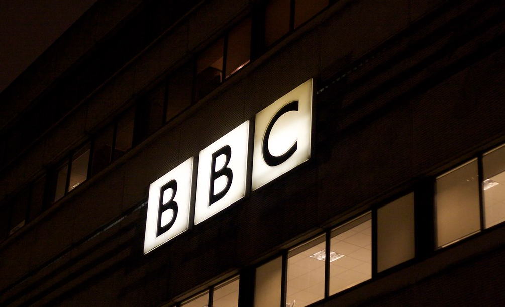 Dimissioni shock alla BBC, si fa da parte il direttore generale dopo le polemiche su un documentario su Trump