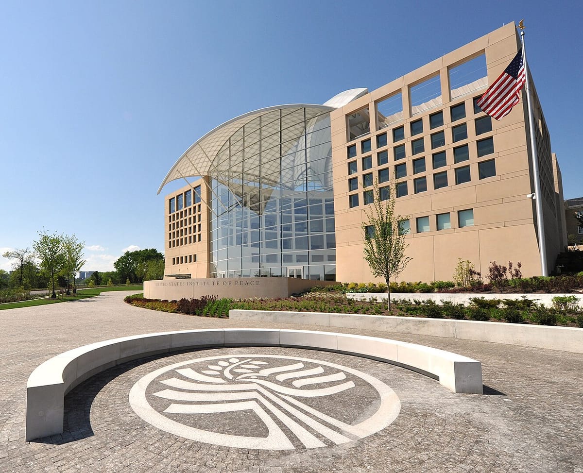 Trump aggiunge il suo nome al palazzo dell'Istituto della pace