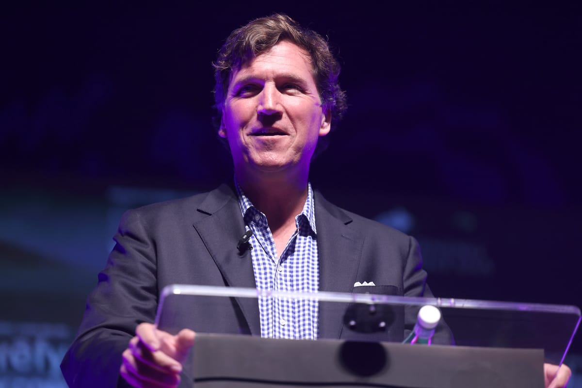 Tucker Carlson attacca i Repubblicani e alimenta le divisioni nel partito
