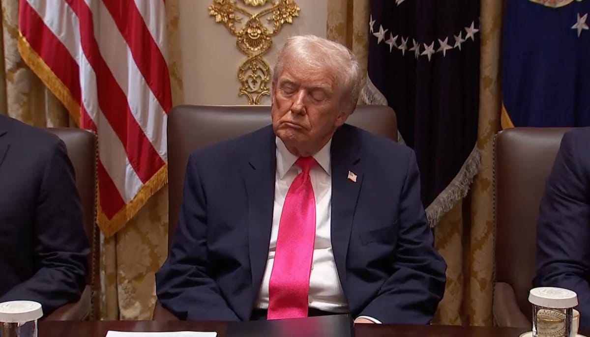 Trump si stava per addormentare alla riunione di governo