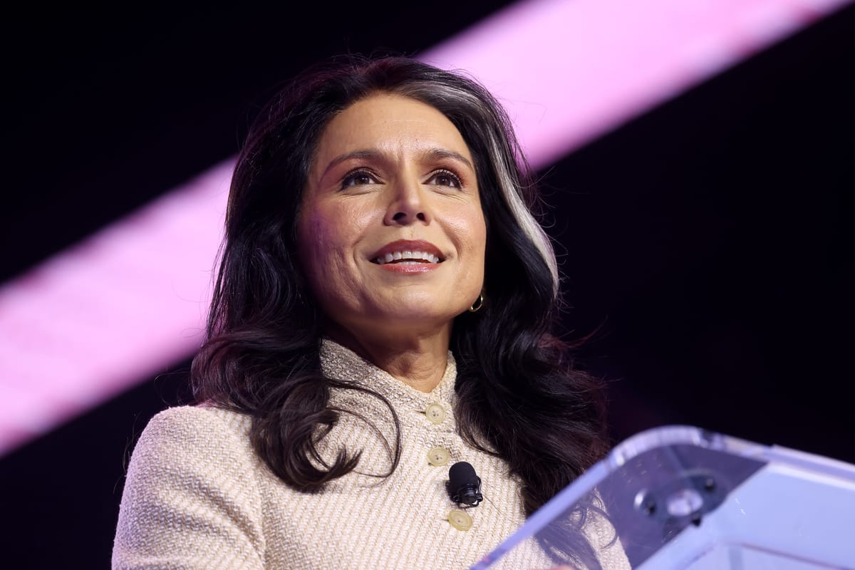 Una chiamata sospetta su un collaboratore di Trump è stata intercettata e poi insabbiata da Gabbard