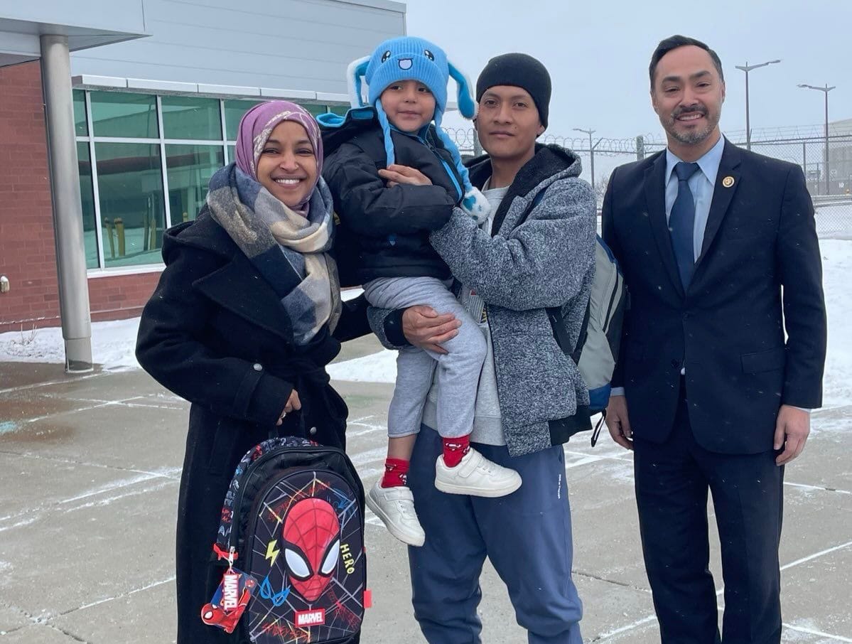 Il piccolo Liam Conejo Ramos torna a casa dopo la detenzione dell'immigrazione