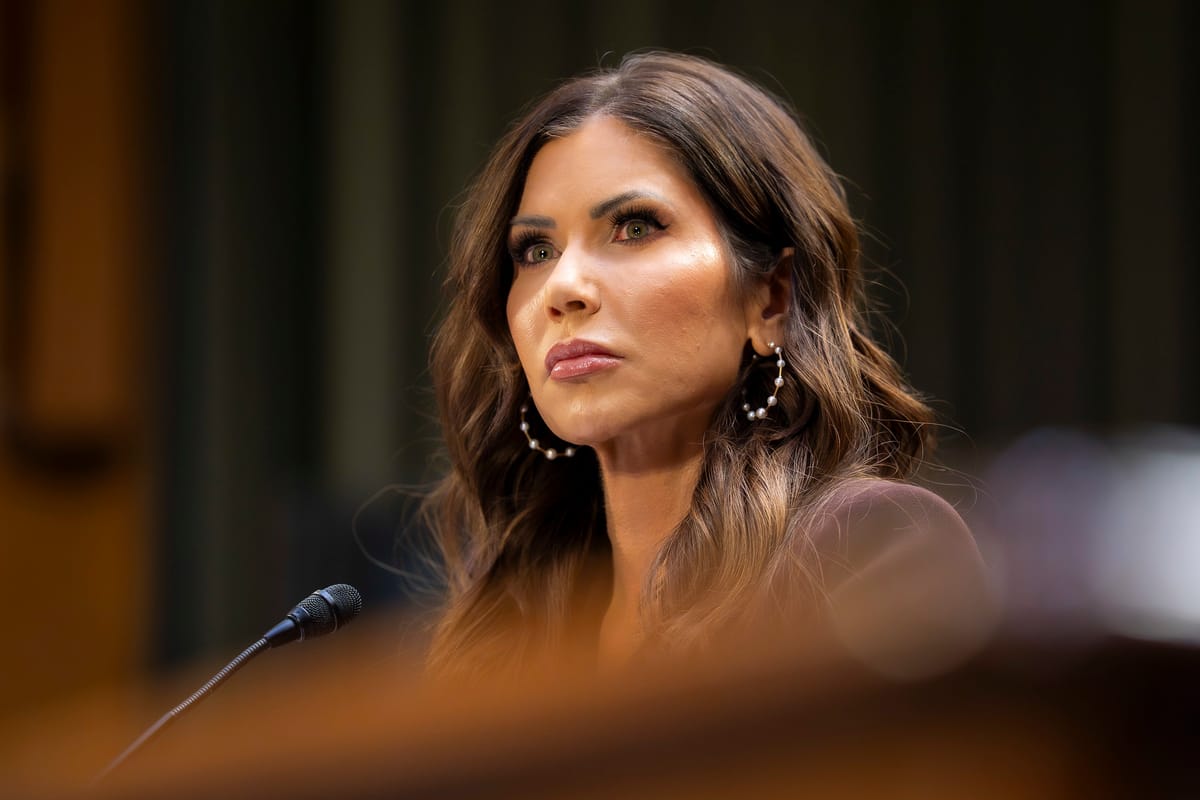 Trump licenzia Kristi Noem, la segretaria alla Sicurezza interna lascia tra polemiche