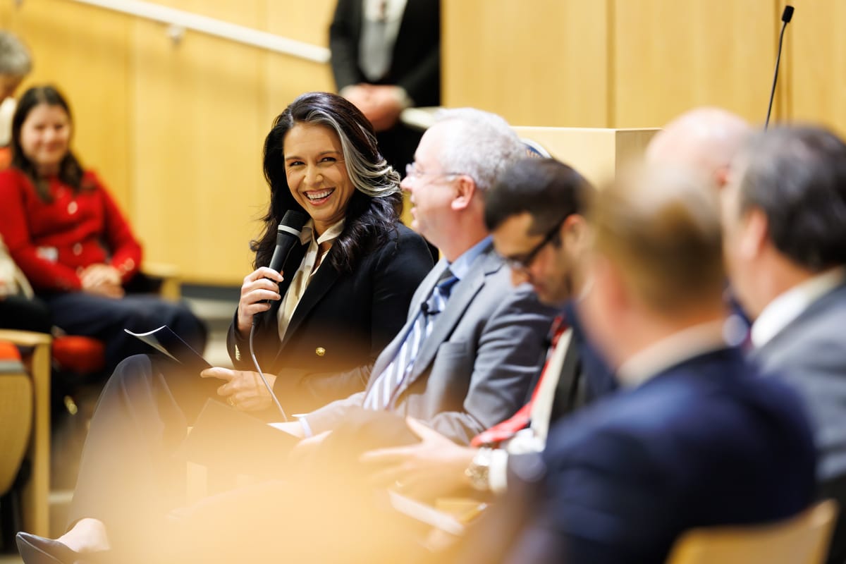 Tulsi Gabbard per ora non si dimette