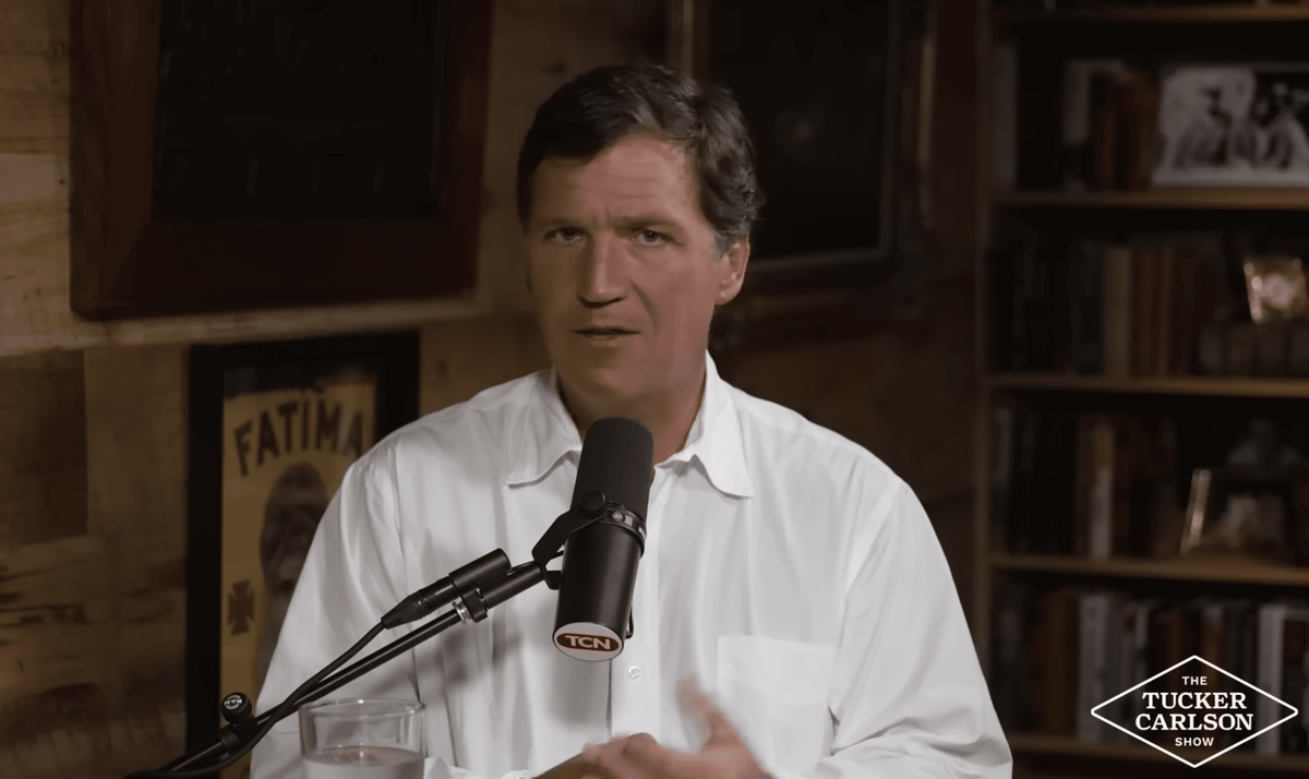 Tucker Carlson accusa la CIA: "Hanno letto i miei messaggi per incriminarmi"