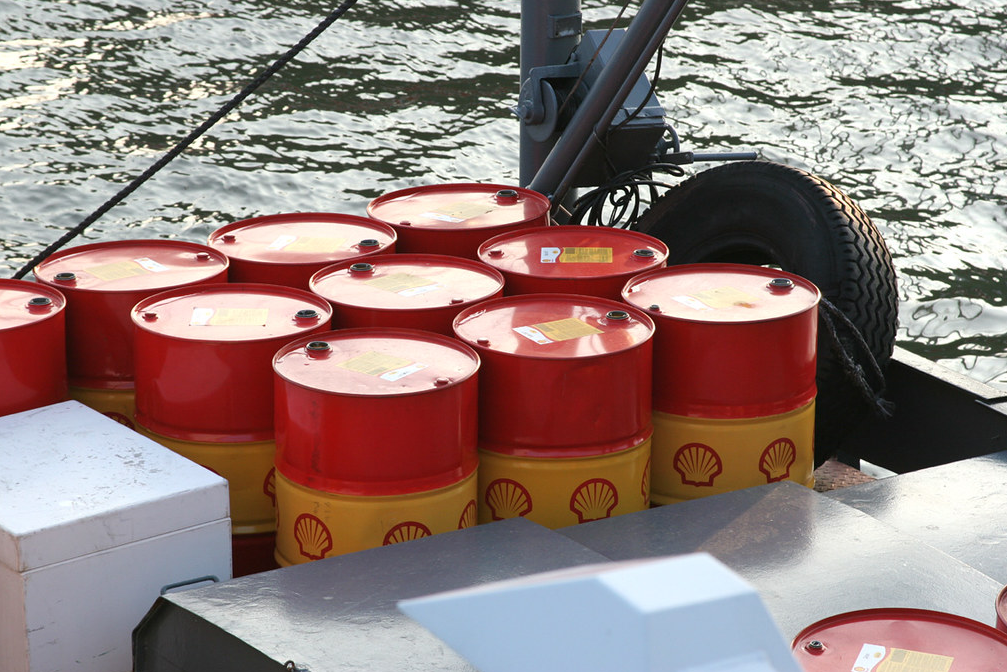 Petrolio sopra i 100 dollari: lo Stretto di Hormuz diventa l'arma più efficace dell'Iran