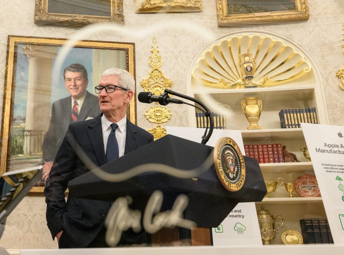 Tim Cook lascia la guida di Apple dopo quindici anni