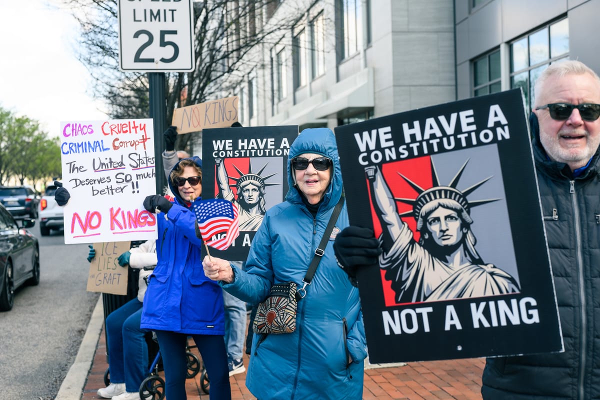 Gli americani arrabbiati con entrambi i partiti preferiscono i Dem per le midterm