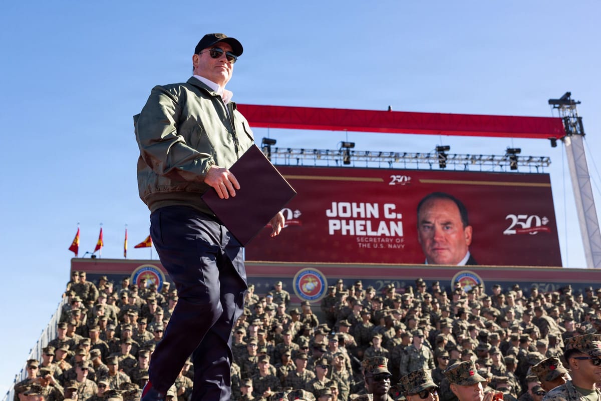 Licenziato il segretario della Marina John Phelan