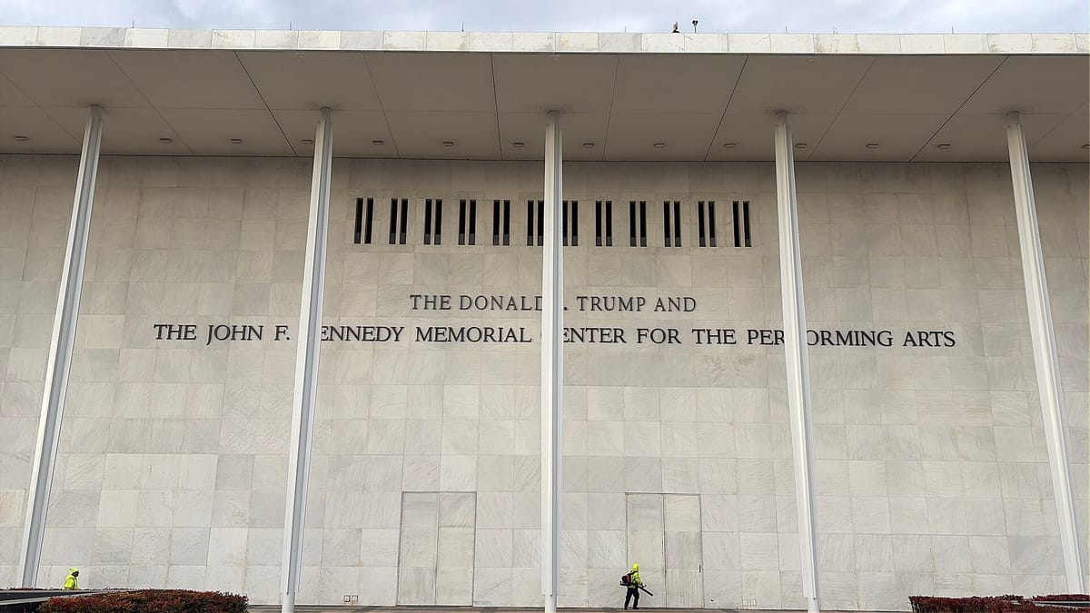 Un giudice ordina di togliere il nome di Trump dal Kennedy Center