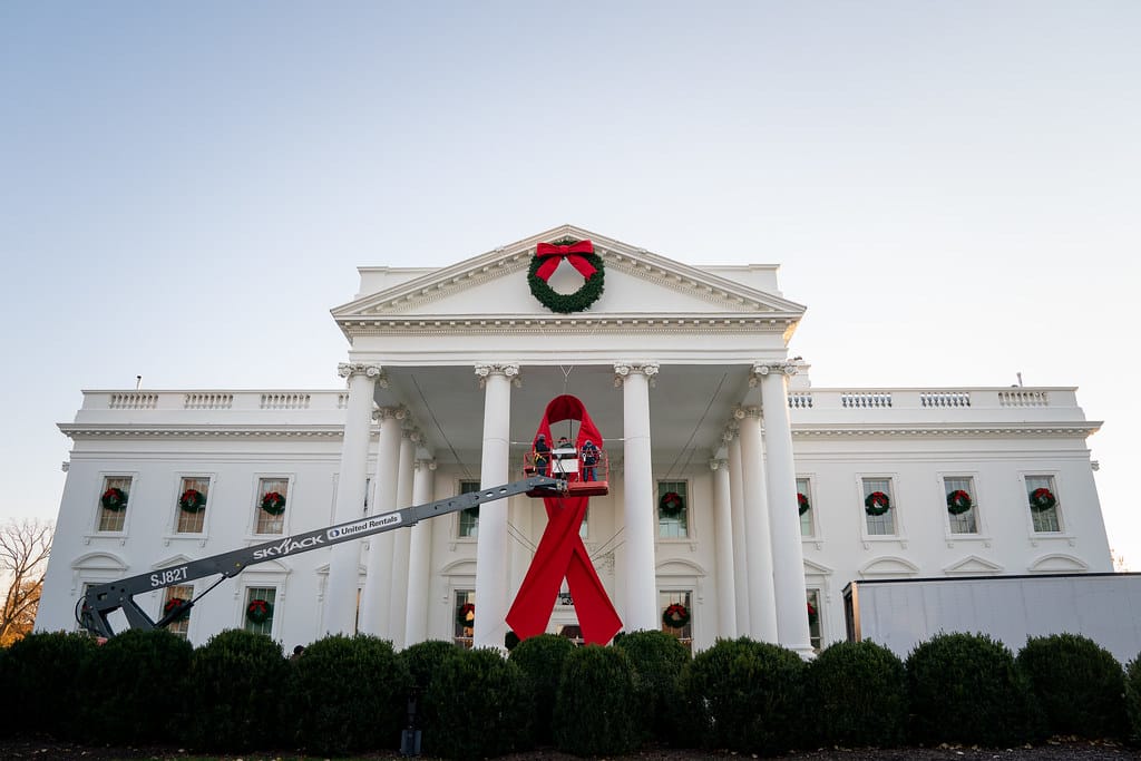 Come Trump ha smantellato i programmi anti AIDS