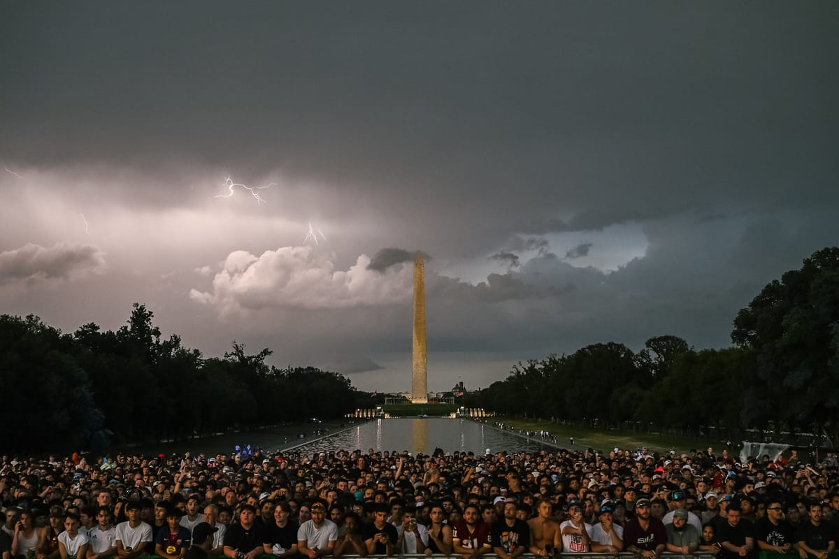 Trump ha speso 14,2 milioni di dollari per sistemare la vasca del Lincoln Memorial, ma è di nuovo verde