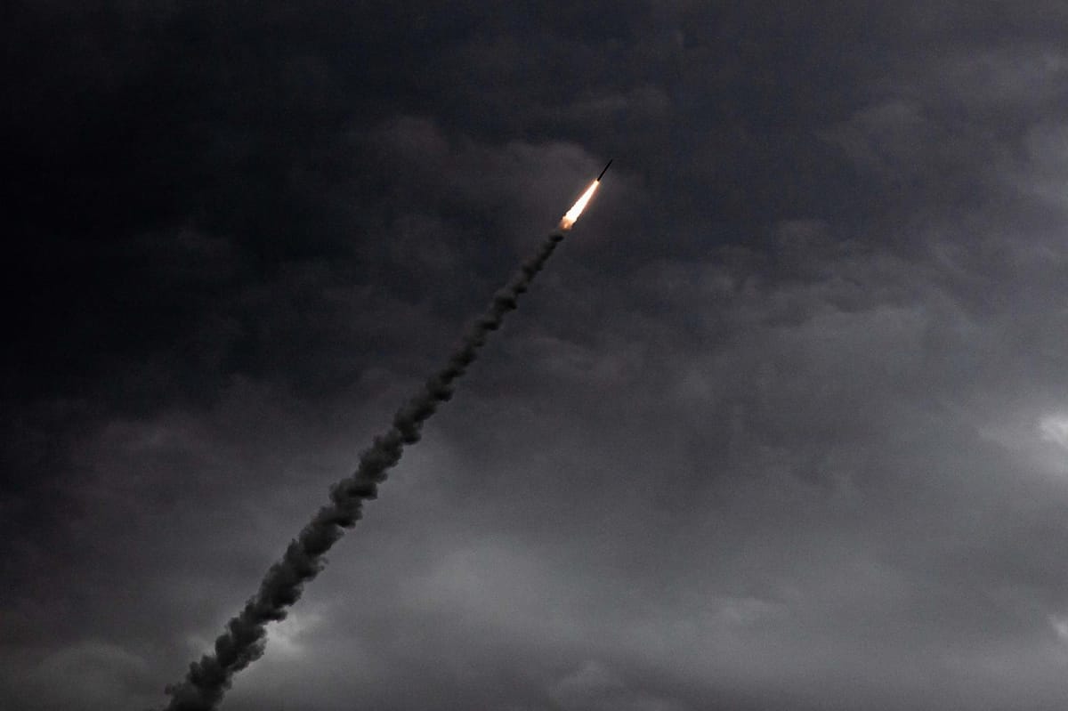 Stati Uniti e Iran tornano a colpirsi nello Stretto di Hormuz e mettono a rischio la tregua